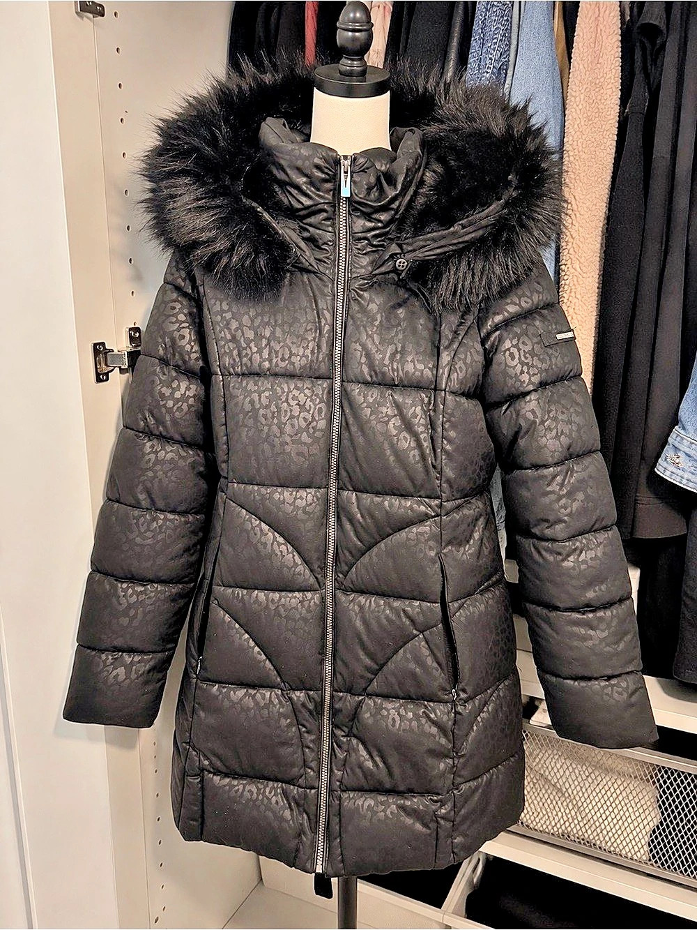 Via Spiga Black Faux Fur Hood Puffer Size Medium Like New